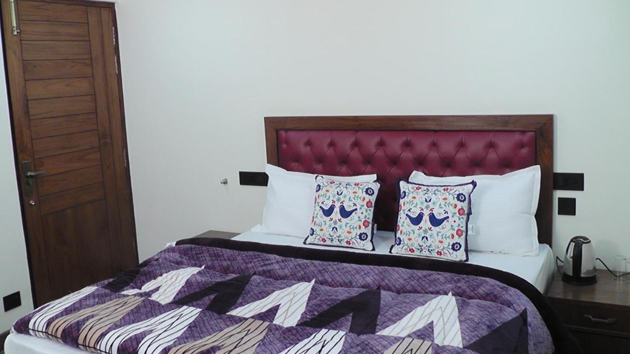 Hotel Jakhu Heights Шимла Екстериор снимка
