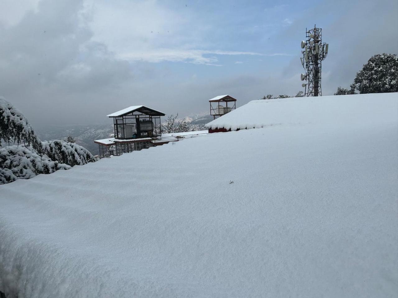 Hotel Jakhu Heights Шимла Екстериор снимка